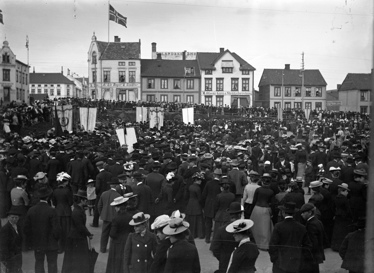 Hamar, Østre Torg, Stor gruppe mennesker 17. mai, faner,