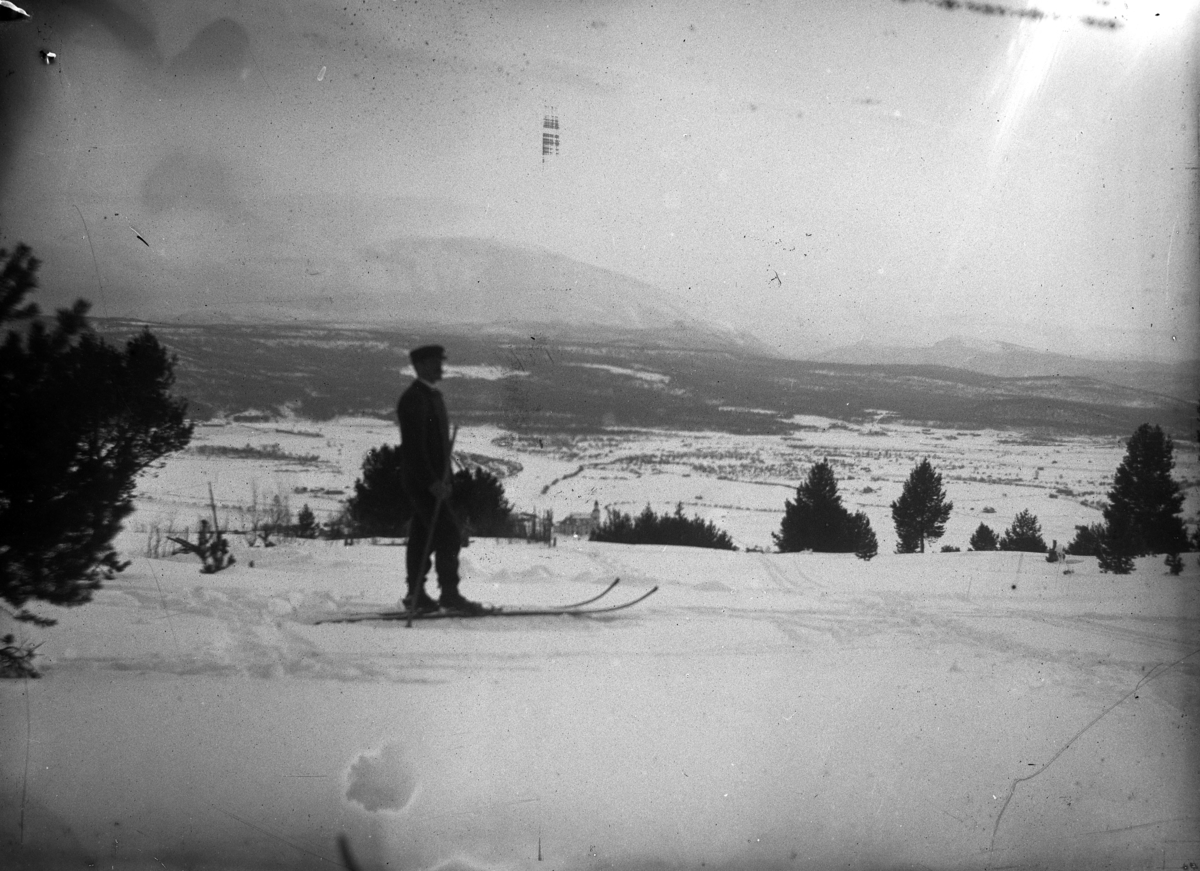 Vinterlandskap. En mann på ski. 