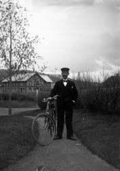 Tynset, ukjent mann med en sykkel, Lunstøengs forretning i b