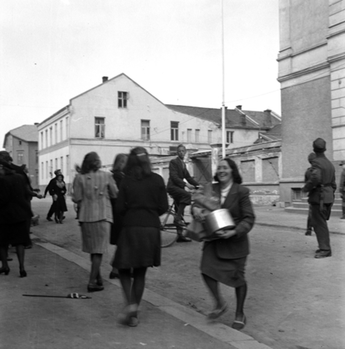 Hamar, fredsdagene i mai 1945, Østregate 54, Frimurerlosjen var okkupert av tyskerne som hovedkvarter, tyske soldater i uniform, Ada Mathiesen (g. Johannesen) får mat av tyskerne.