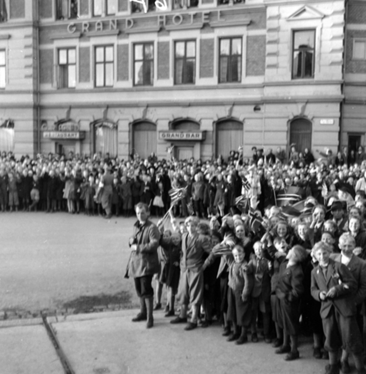 Hamar, fredsdagene i mai 1945, Hamar stasjon, Grinifangene kommer hjem med tog som ankom om kvelden 10. mai, mye folk på Jernbaneplassen,