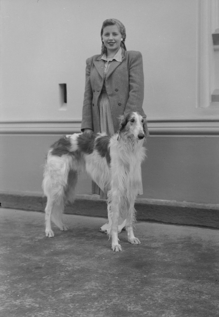 Nora Wangberg med Russisk mynde (Borzoi)