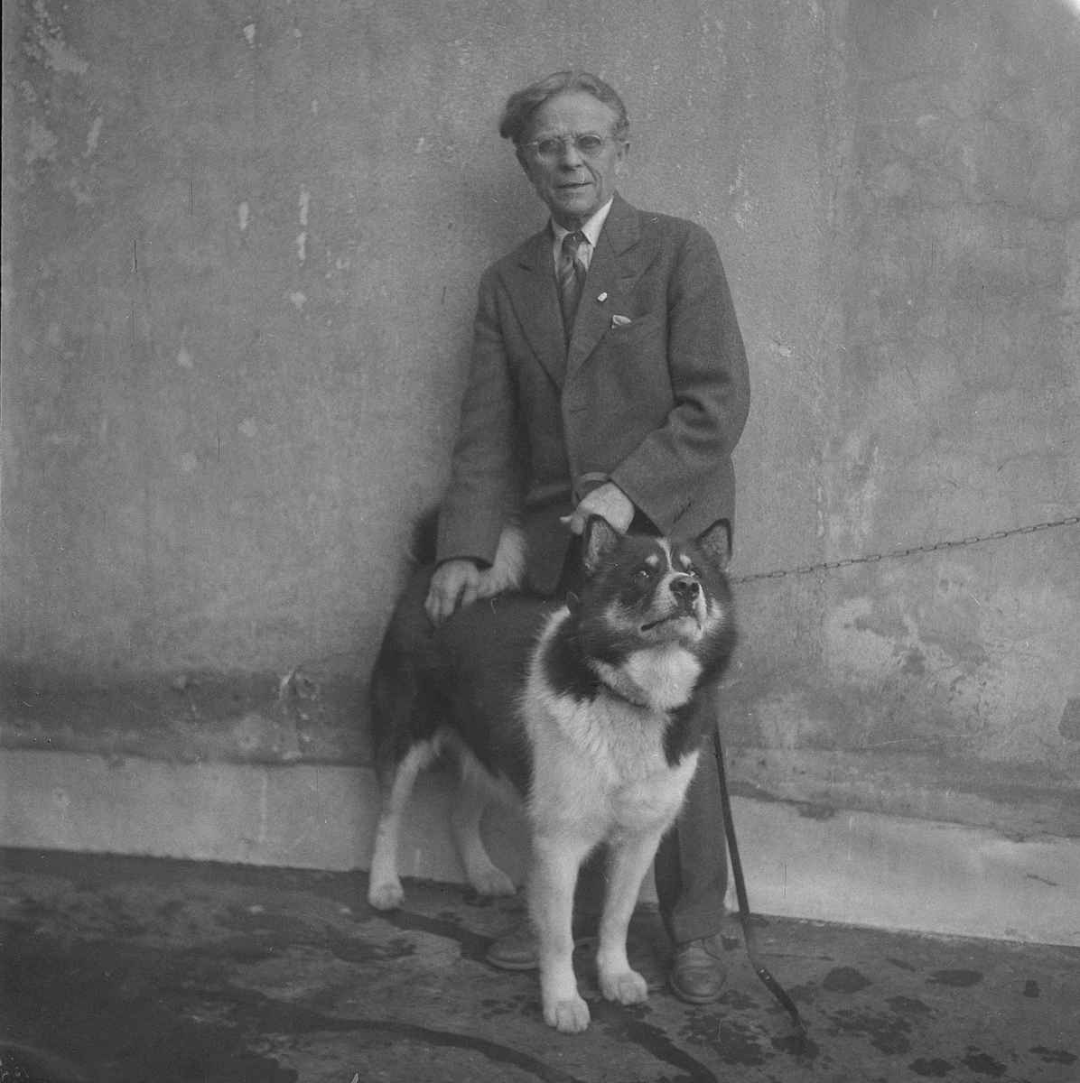 Leonhard Seppala med hund på taket av Kreditbanken