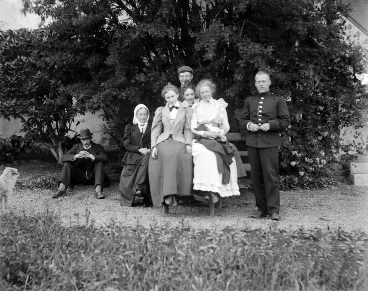 Ringsaker, Nes, Grefsheim gård, Gruppe 7. Menn og kvinner i en hage. Julie Mellbye gift Nissen nr. 3 f. h.