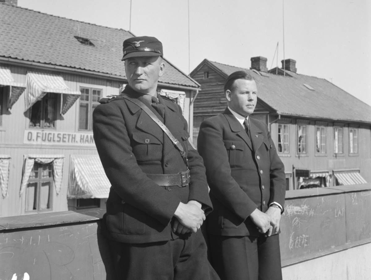 NS, Nasjonal Samling, Hirdstevne på Østre Torg 4. mai 1941, Hamar. T. v. Regimentsfører Oliver Møystad og Fylkesfører Lundesgaard på taket på rutebilstasjonen på Østre Torg. 