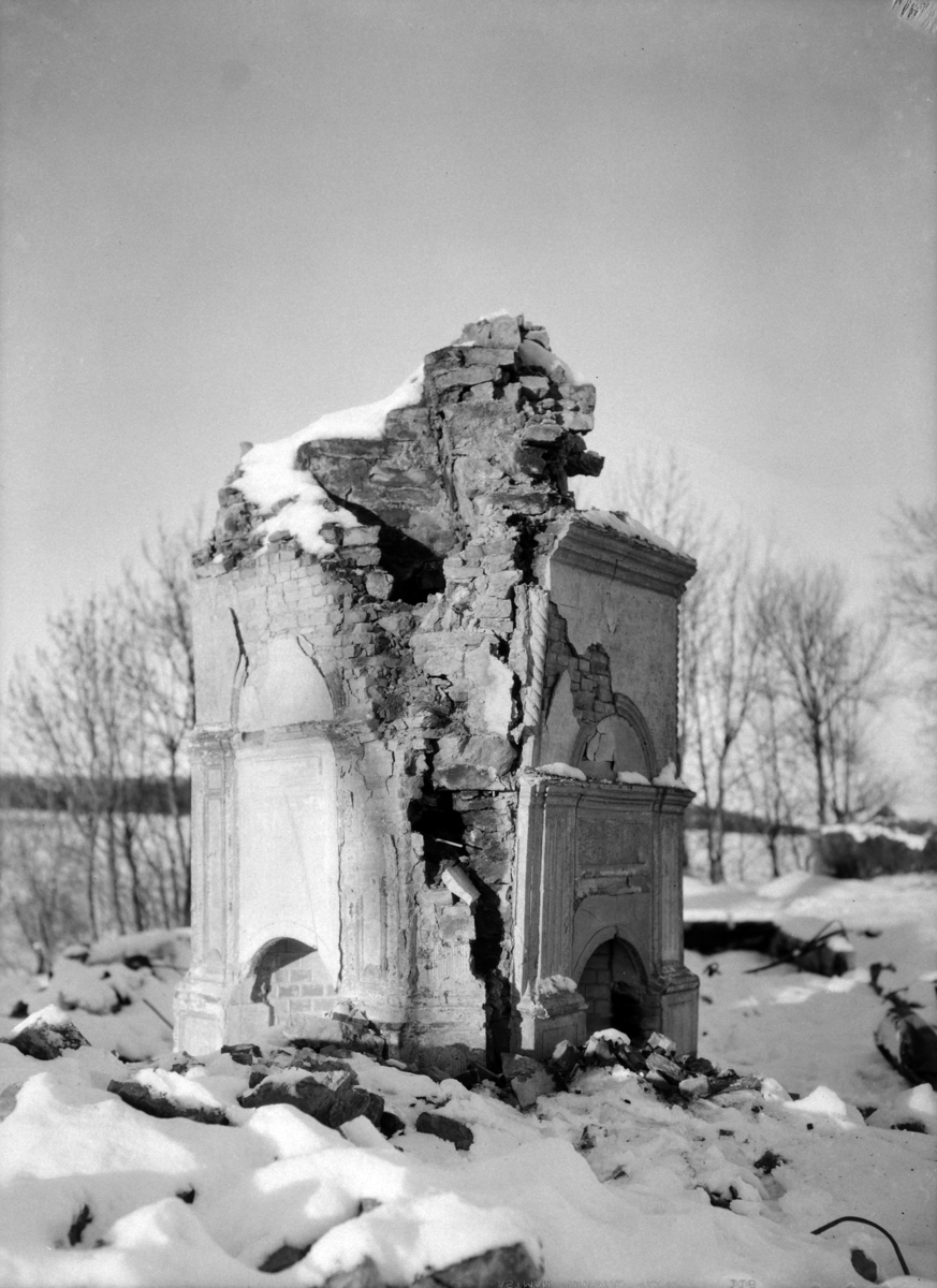 Ringsaker, Helgøya, Hovinsholm, Mann med hund, foto fra branntomta etter hovedbygningen som brant ned til grunnen den 20. desember 1937.