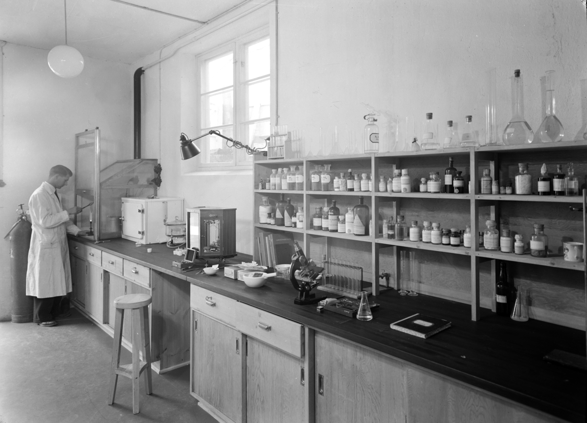 Hamar, Vangsvegen 51, Ideal flatbrødfabrikk, interiør fra laboratoriet med Reidar Nordby,