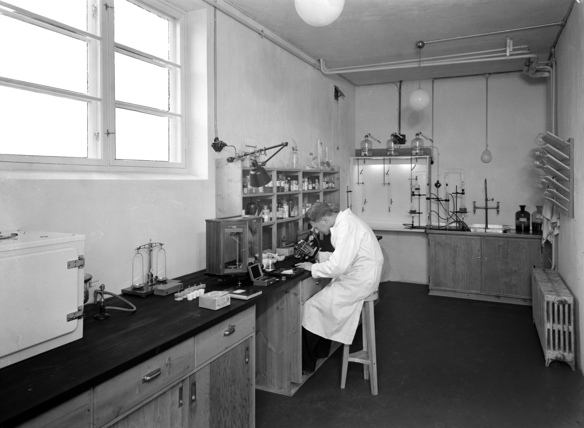 Hamar, Vangsvegen 51, Ideal flatbrødfabrikk, interiør fra laboratoriet med Reidar Nordby,