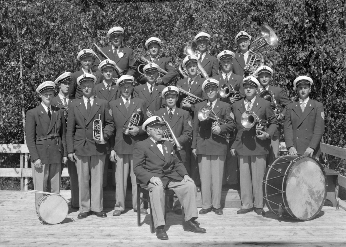 Mjøsegnenes Musikkforbund, musikkstevne, samling med fotografering av de forskjellige korpsene. Nordbygda musikkorps er med på flere bilder.