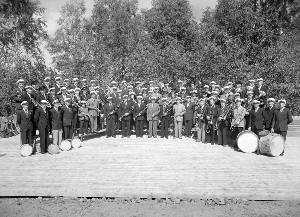 HEDMARKBYGDENES MUSIKKFORBUND, samling med fotografering av de forskjellige korpsene. Nordbygda musikkorps er med på flere bilder. Det 15. stevnet ble  avholdt i 1965, på Fløta Ådalsbruk. Uvisst om dette er det året.