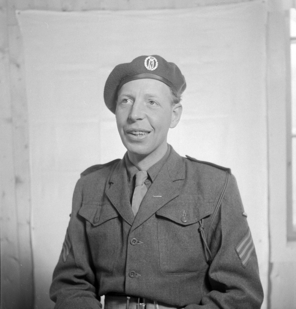 Militære, Starum ekserserplass, diverse kurs og diverse portretter, 1950. Starum. 


Bilde nr. 1: Fenrik Raassum, nr. 2: fenrik Midtbø, nr. 3: sersjant Grini, nr. 4: sersjant Mo, nr. 5: R. Løkken. 

Bilde nr. 6 til 20: Ukjente menn på hester. 
Bilde nr. 21 til 23: Ukjente menn, bilde nr. 24: Sersjant Aabel. 
Nr. 27 til 30: Ukjente menn til hest. 