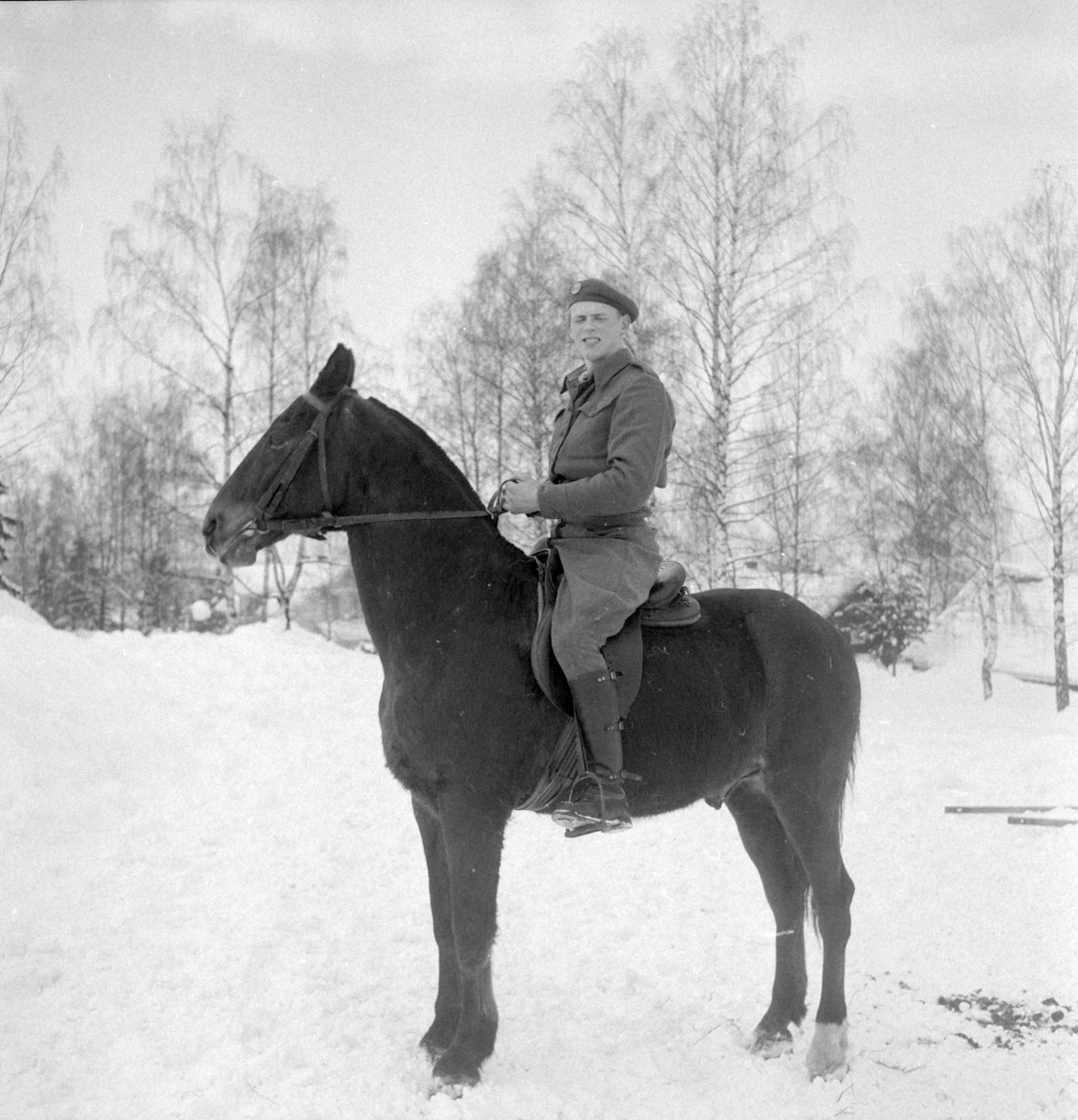 Militære, Starum ekserserplass, diverse kurs og diverse portretter, 1950. Starum. 


Bilde nr. 1: Fenrik Raassum, nr. 2: fenrik Midtbø, nr. 3: sersjant Grini, nr. 4: sersjant Mo, nr. 5: R. Løkken. 

Bilde nr. 6 til 20: Ukjente menn på hester. 
Bilde nr. 21 til 23: Ukjente menn, bilde nr. 24: Sersjant Aabel. 
Nr. 27 til 30: Ukjente menn til hest. 