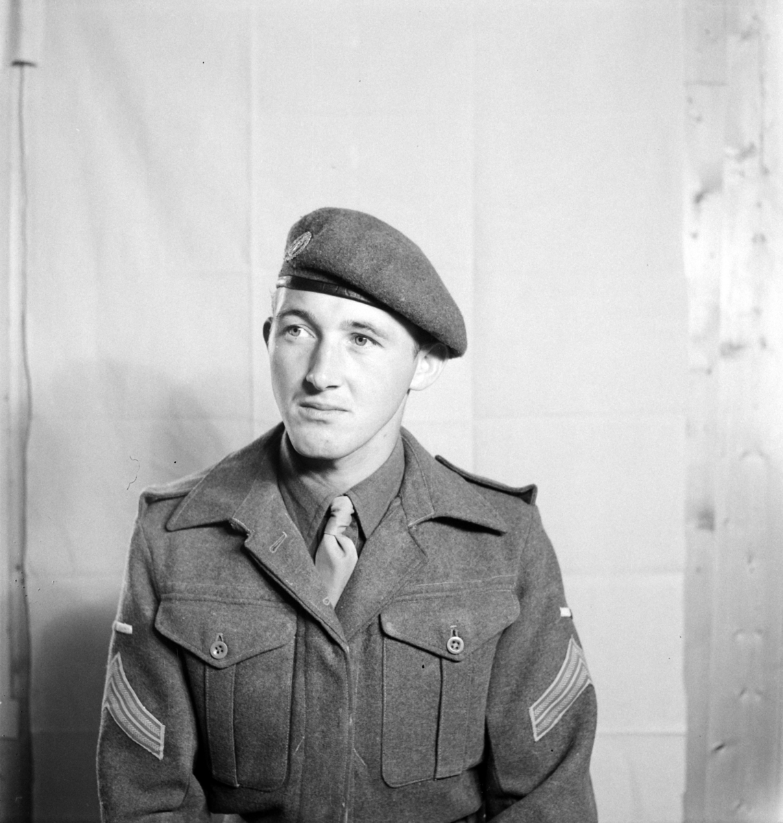 Militære, Starum ekserserplass, diverse kurs og diverse portretter, 1950. Starum. 


Bilde nr. 1: Fenrik Raassum, nr. 2: fenrik Midtbø, nr. 3: sersjant Grini, nr. 4: sersjant Mo, nr. 5: R. Løkken. 

Bilde nr. 6 til 20: Ukjente menn på hester. 
Bilde nr. 21 til 23: Ukjente menn, bilde nr. 24: Sersjant Aabel. 
Nr. 27 til 30: Ukjente menn til hest. 