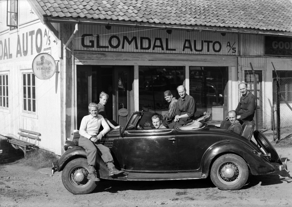 Elverum, Glomdal Auto A/S. A/S Oplandske Auto på Hamar sin filial i Elverum, gruppe 7 ansatte i en Ford personbil.  autorisert Ford forhandler,