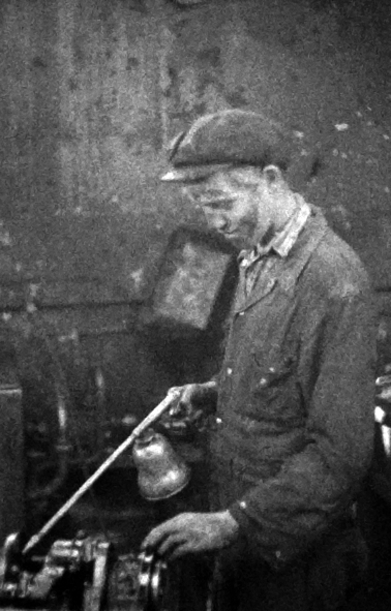 Hamar, Enggata 34, Oplandske Automobilforretning, etablert i 1923, bilforhandler av Ford i Hamar, Tidligere: Oplandske Automobilforretning & Reparationsverksted, ukjent bilmekaniker i arbeid med reparasjon av bil,  