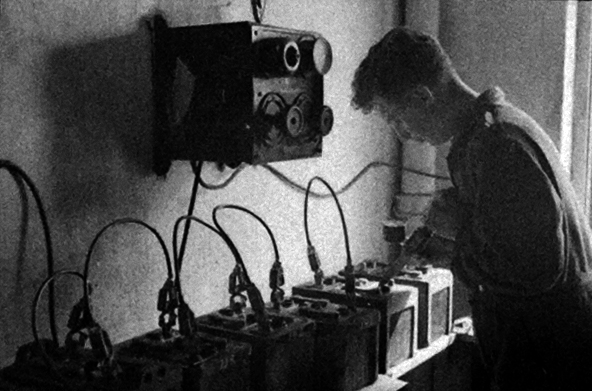Hamar, Enggata 34, Oplandske Automobilforretning, etablert i 1923, bilforhandler av Ford i Hamar, Tidligere: Oplandske Automobilforretning & Reparationsverksted, ukjent bilmekaniker i arbeid med reparasjon av bil,  