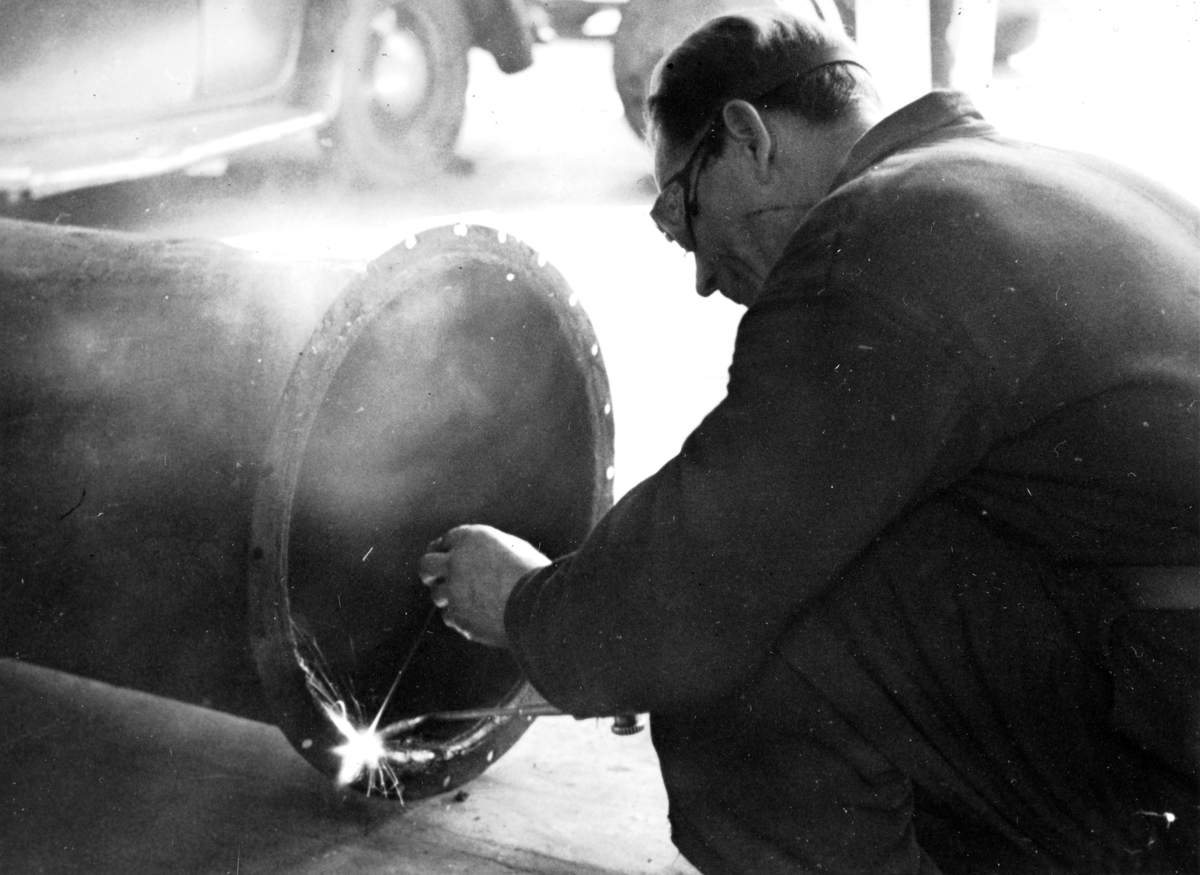 Hamar, Enggata 34, Oplandske Automobilforretning, etablert i 1923, bilforhandler av Ford i Hamar, Tidligere: Oplandske Automobilforretning & Reparationsverksted, ukjent bilmekaniker,