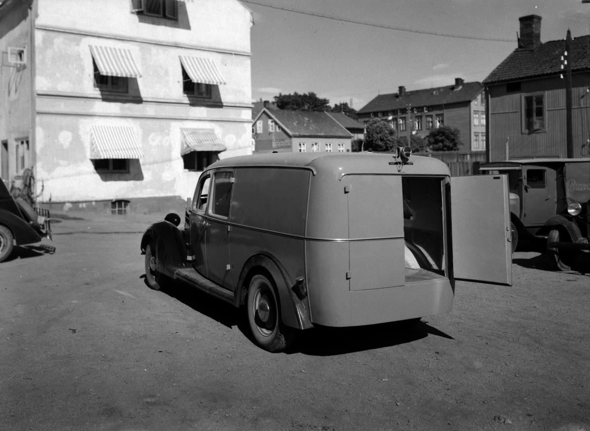 Hamar, Enggata 34, Oplandske Automobilforretning, varebil Ford V8 1936 modell,