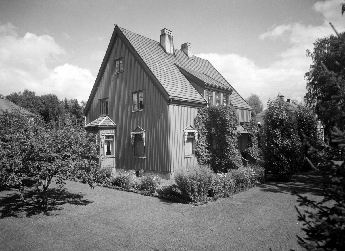 Hamar, Sagatun, Folkestads gate 73, Overrettssakfører Hans Cappelens villa, tegnet av arkitekt Thv. Astrup  i 1914,