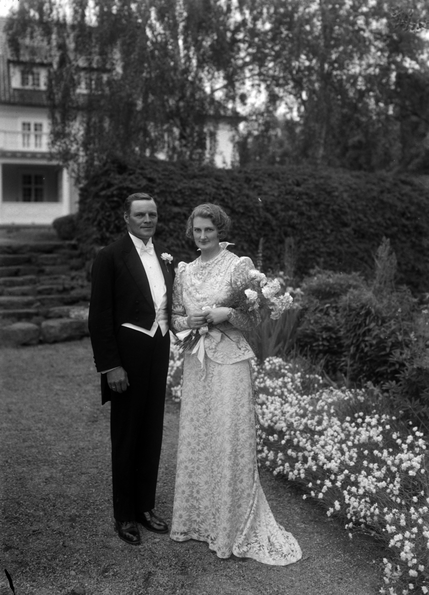 Ringnes gård Stange. Bryllupsgjester. Brudeparet Agnes Saastad, Risør og Leif Wollebæk. De giftet seg i Stange kirke  03.07.1937.