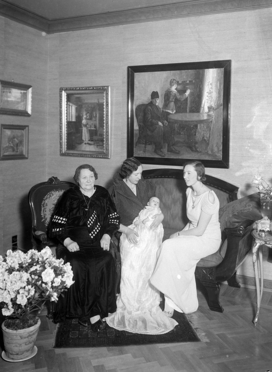 Hamar, Herman Frangs gate 11, hos kjøpmann Oscar Wiik,
foto1 og 2: ukjent, fru Signe Alvilde Wiik og svigerdatter Eva Wiik født Skappel med dåpsbarnet Ole Helge Wiik (1943-1991)
Foto 3: Eva Wiik født Skappel med dåpsbarnet Ole Helge Wiik (1943-1991)
Foto 4: Oldefar Ole Olsen Wiik (O. Wiik), Eva Wiik født Skappel med dåpsbarnet Ole Helge Wiik (1943-1991) og bestefar Oskar Wiik,
(faren til barnet var Gunnar Mørch Wiik sønn av Oskar Wiik)