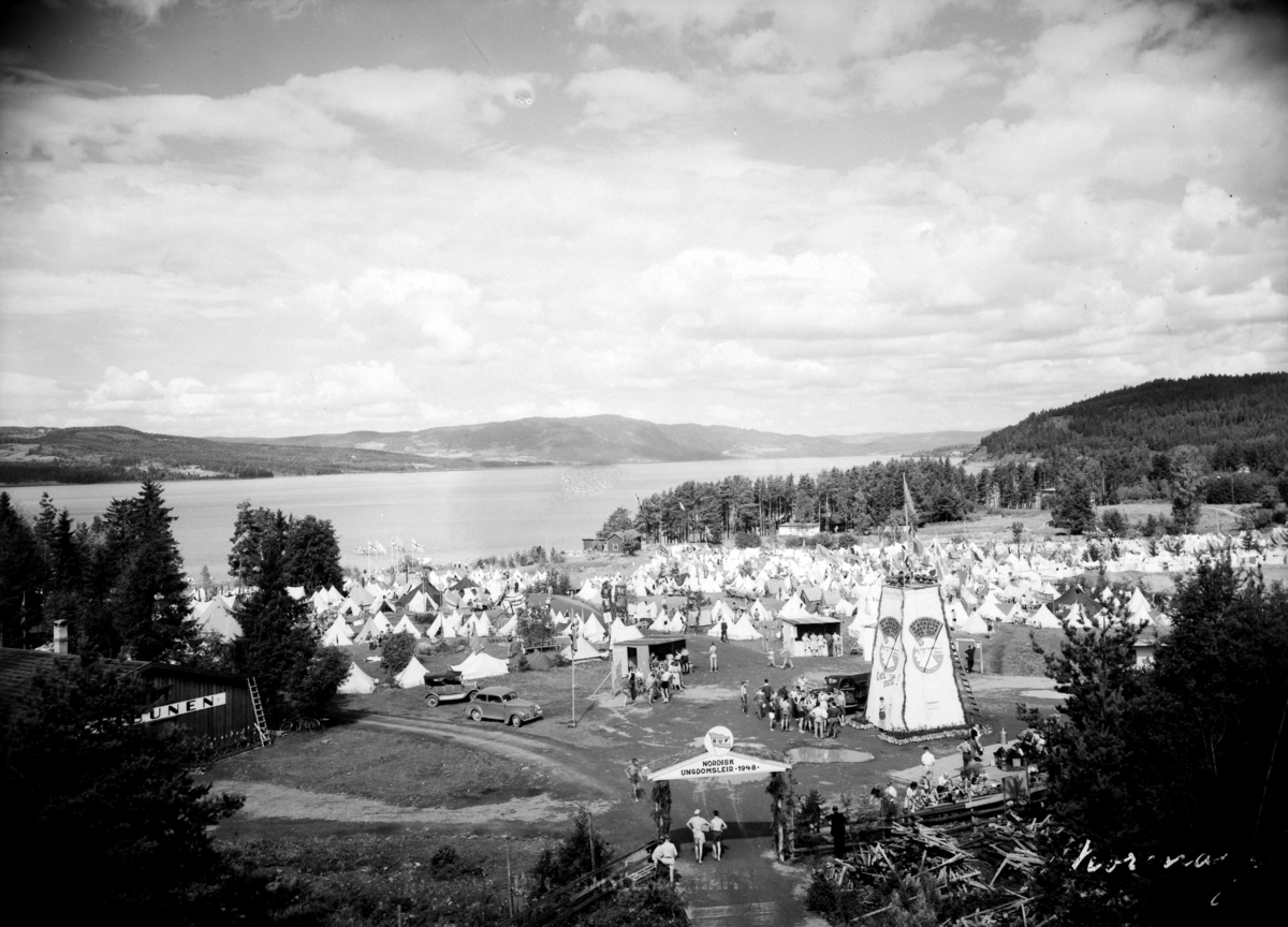 Hamar, Martodden, AUF, Arbeidernes Ungdomsfylking, Nordisk Sommerleir, 3500 nordiske og 10 spanske ungdommer var samlet. Teltleir, ungdommer, politisk tale, talerstol.