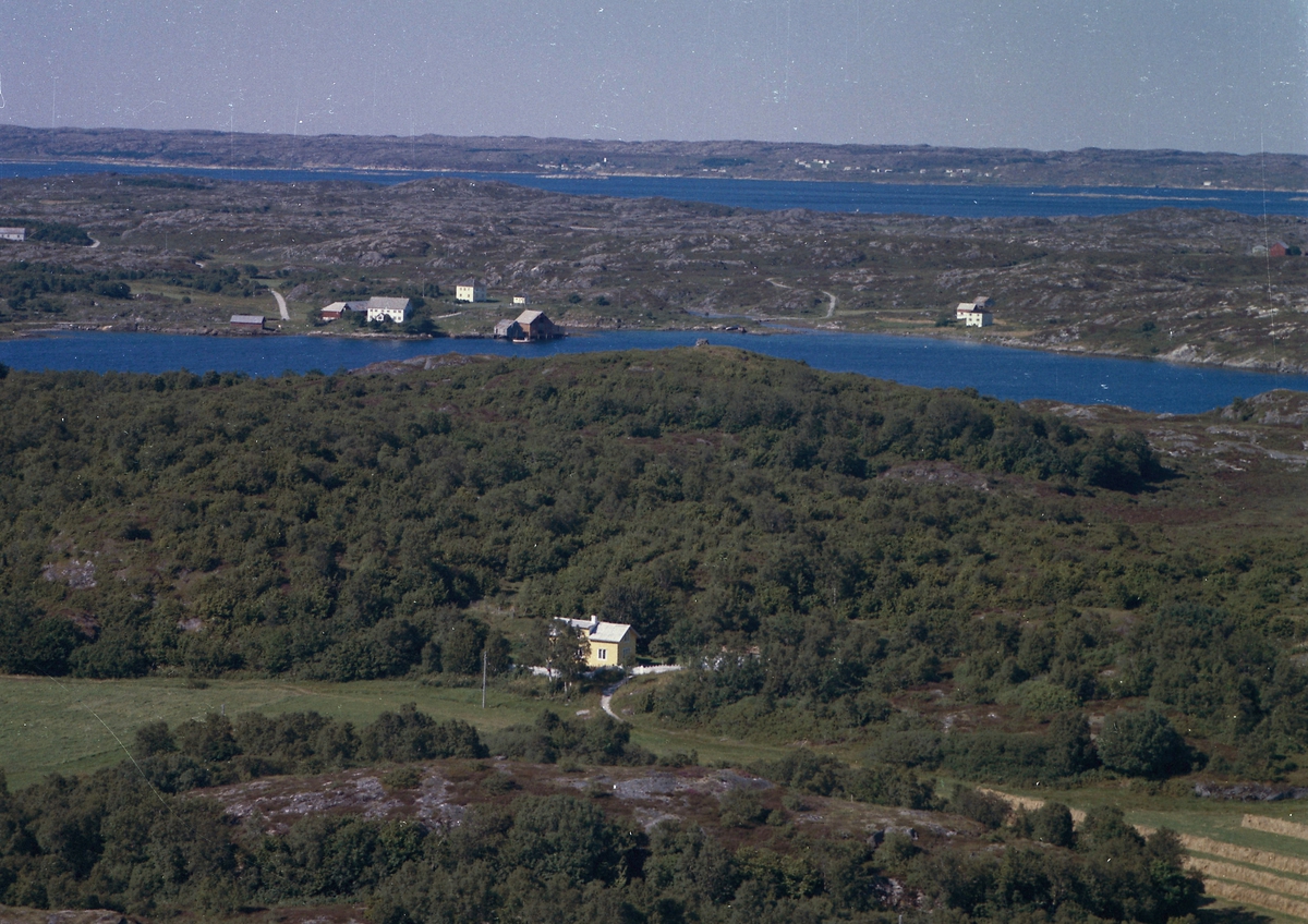 Eiendommen Åsvang ved Vikan. Heggåsen og Eidestrand i bakgrunnen.