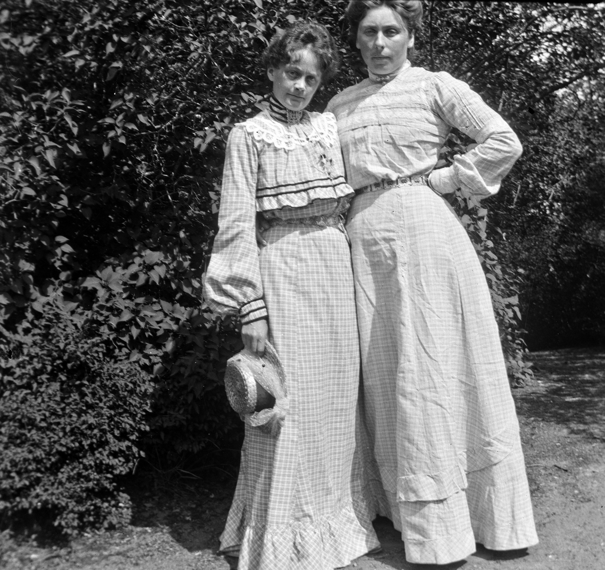 Anna (til høyre) og Jonne Hoel. Hovinsholm gård, Helgøya i Ringsaker. Foto Jacob Hoel. 