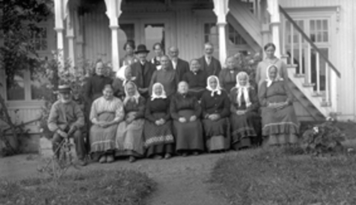 Ringsaker, Ringstrand gamlehjem, A. N. Onsums hjem for gamle ble innviet i 1918, foran fra venstre: ukjent, Ingeborg Aastad, Anne Solvang, Marthe Bækkevold, Anne Johansen Træet, Marei Olsdatter Ringen, Oline Brandbuengen og ukjent, i midten fra venstre: Helleborg Skovly, Berthe Ekerdalen, Peder Moe, Agnethe Holmlund, Ole Johansen Nyhus, Elise Asplund, Ole Asplund, Severine Johnsen og bestyrerinne Lovise Stensaasen, bak fra venstre to av betjeningen: Marie Asplund og Helen Marie Nyseth,