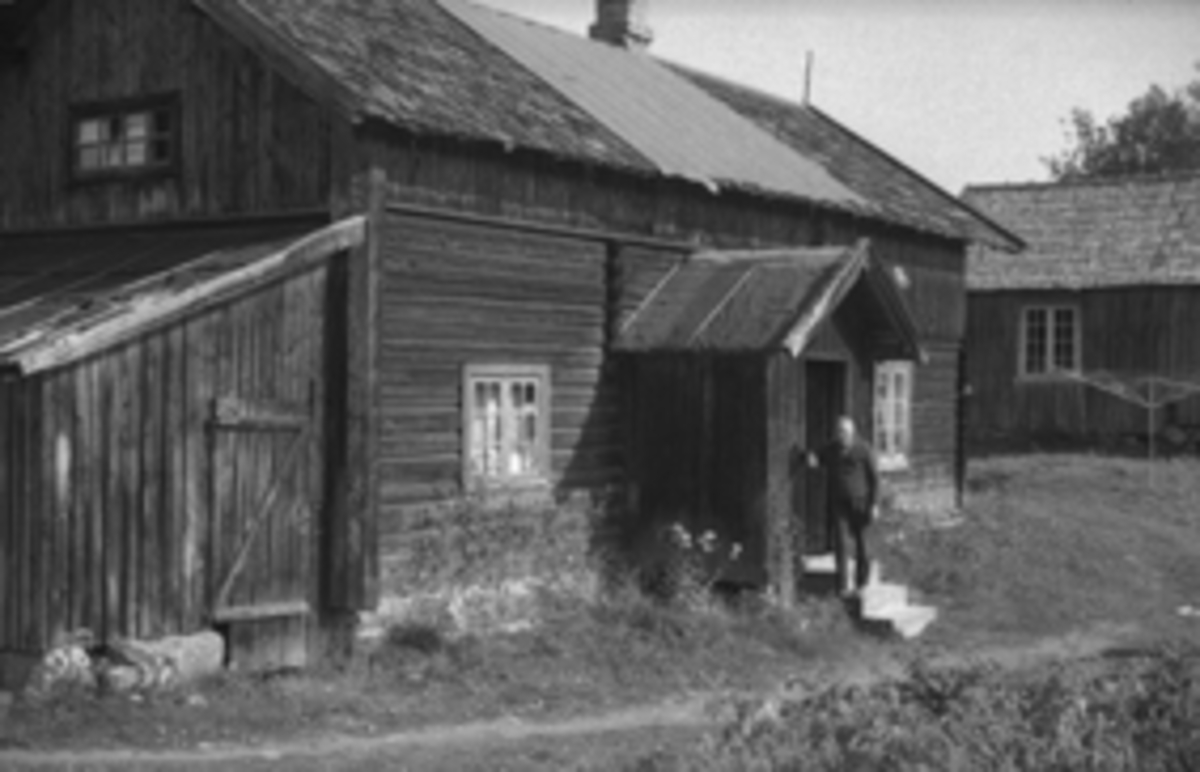 Ringsaker, Kjosdalen, Hamborg i Ulvegutua, kunstmaler Even Framdal i døra,