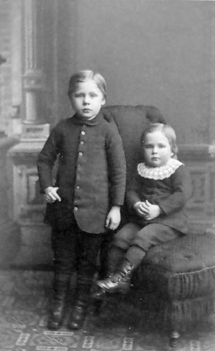 Atelierbilde, portrett, helfigur, to små barn, gutt, jente