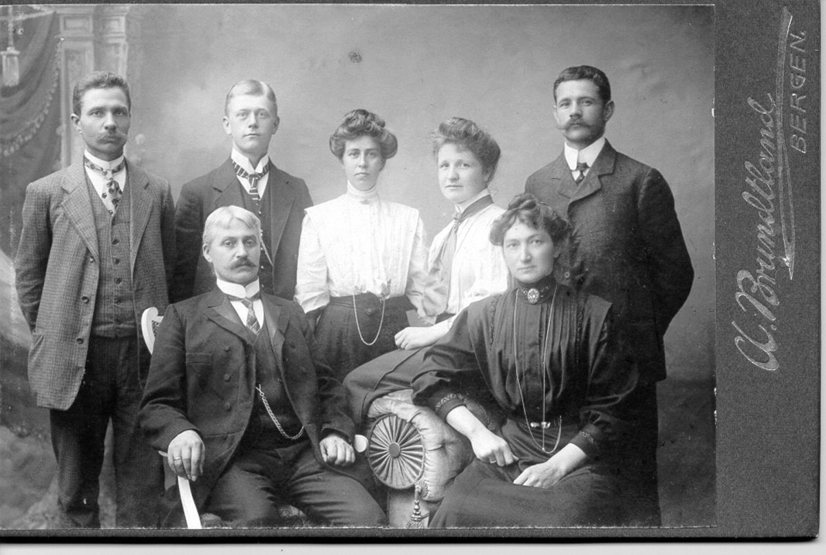 Atelierbilde, 4 menn, 3 kvinner