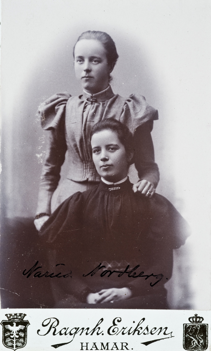 Hamar, Portrett, visittkort. To unge kvinner, ukjent og Maria Nordberg. elever ved lærerskolen