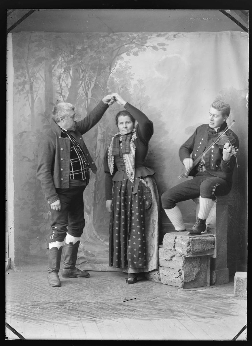 Gruppebilde: Mann og kvinne danser pols.