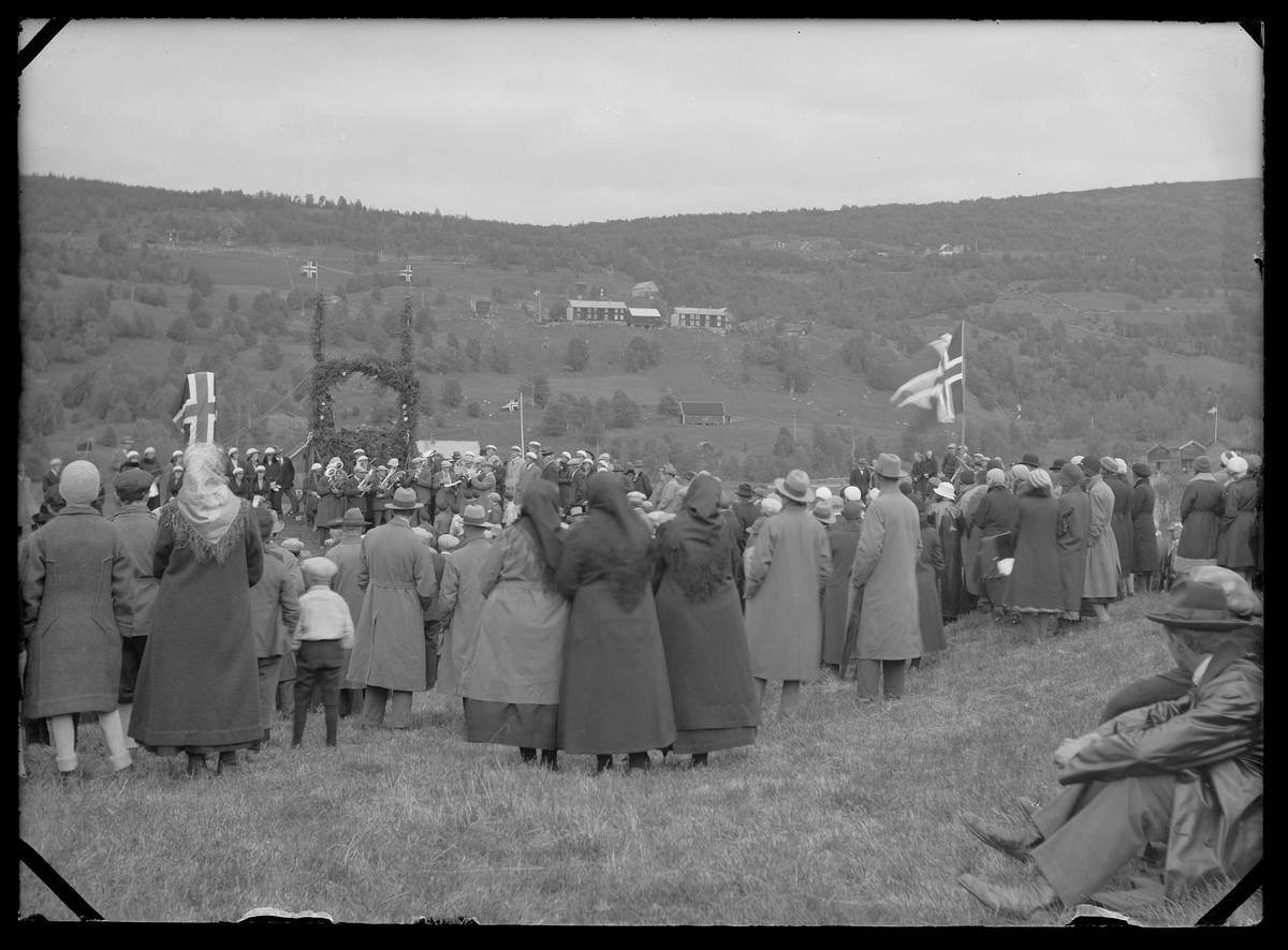Avduking av bauta. Folkemengde samlet for å overvære musikkorps og sangkor som underholder i forbindelse med avdukinga.