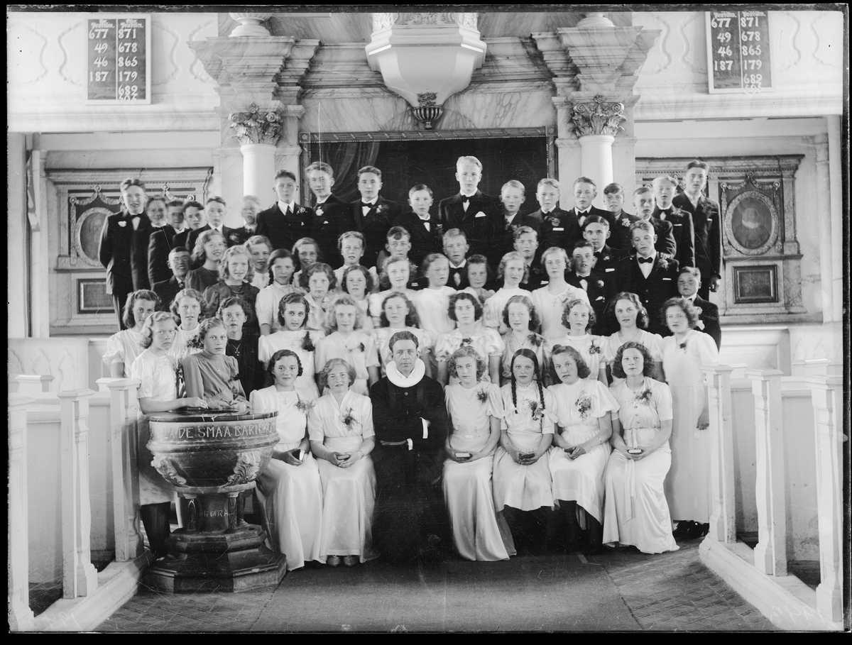 Konfirmanter i Røros kirke, 1943