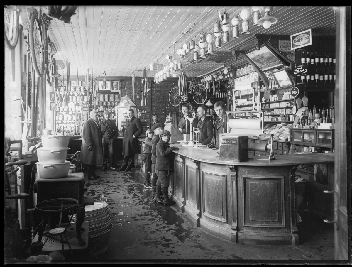 Interiør fra butikklokale hos firmaet Engzelius i Leighbua, Røros