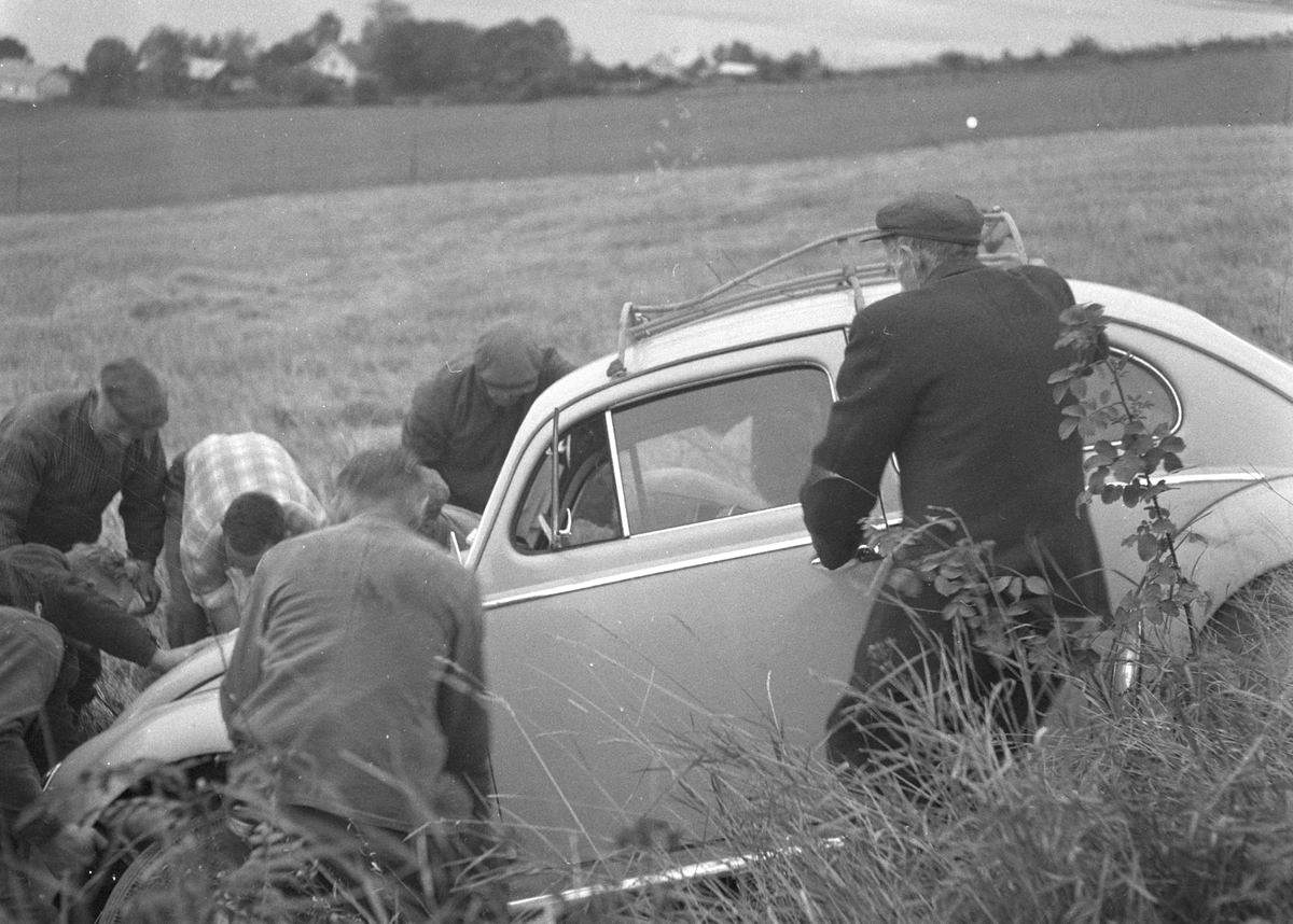 Bilulykke, utforkjøring på Ring? 1962. Volkswagen, Folkevogn, "Boble" Bilen hjelpes på hjula av frivillige. 