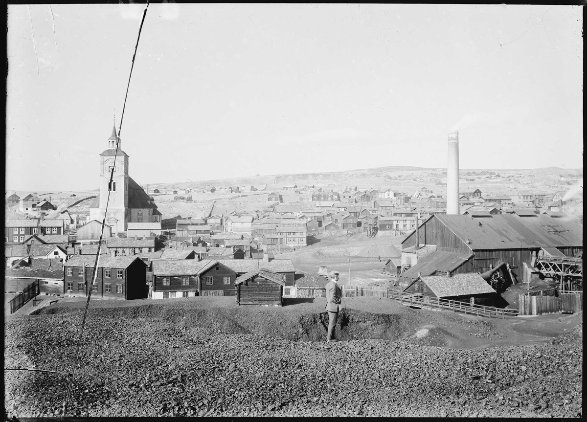 Røros bergstad sett fra Slagghaugen. Kurantgården, Smeltehytta og kjerka sentralt i bildet.