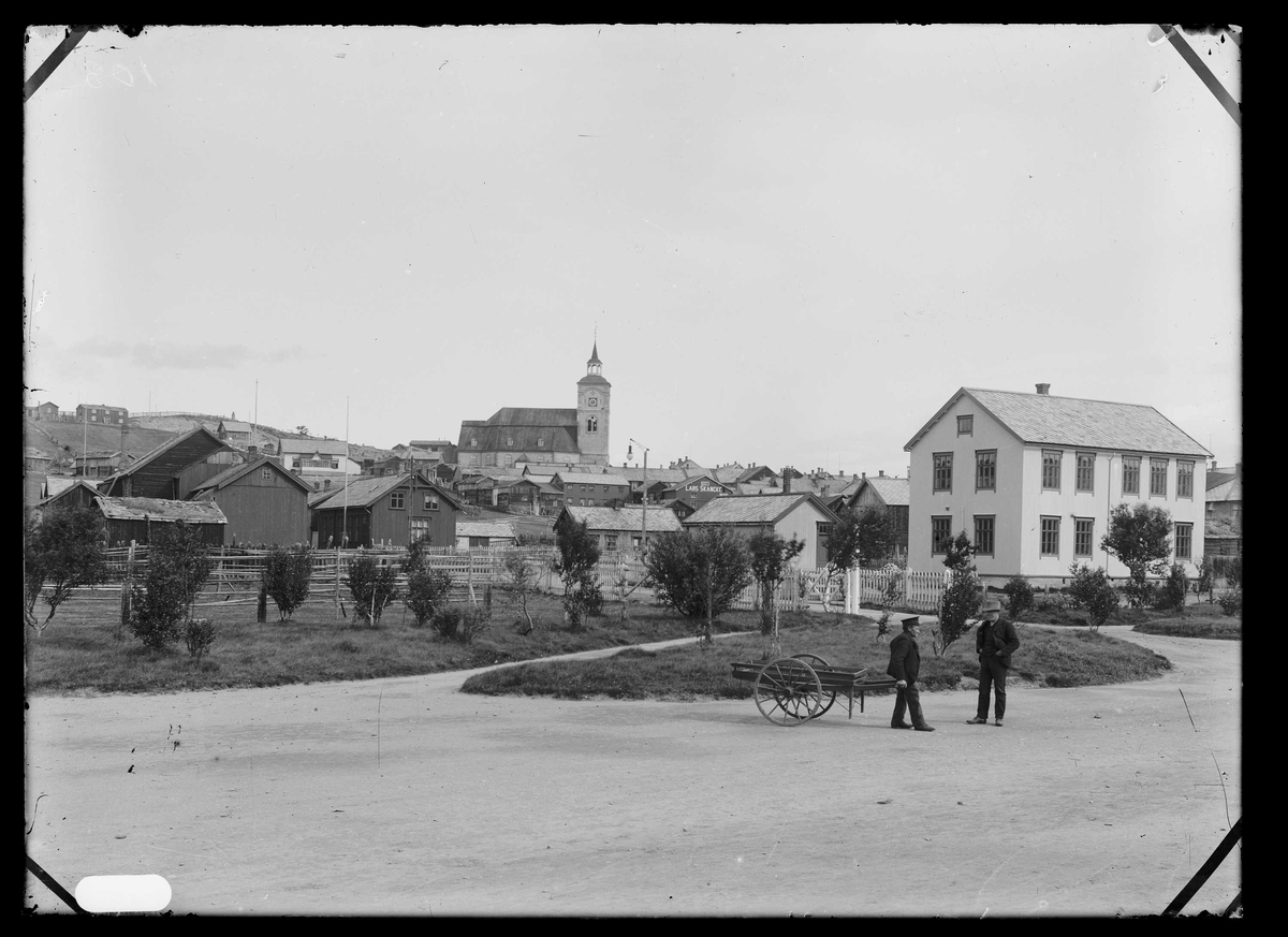 Bebyggelse Røros sentrum, sett fra stasjonsparken. Røros kirke i ...