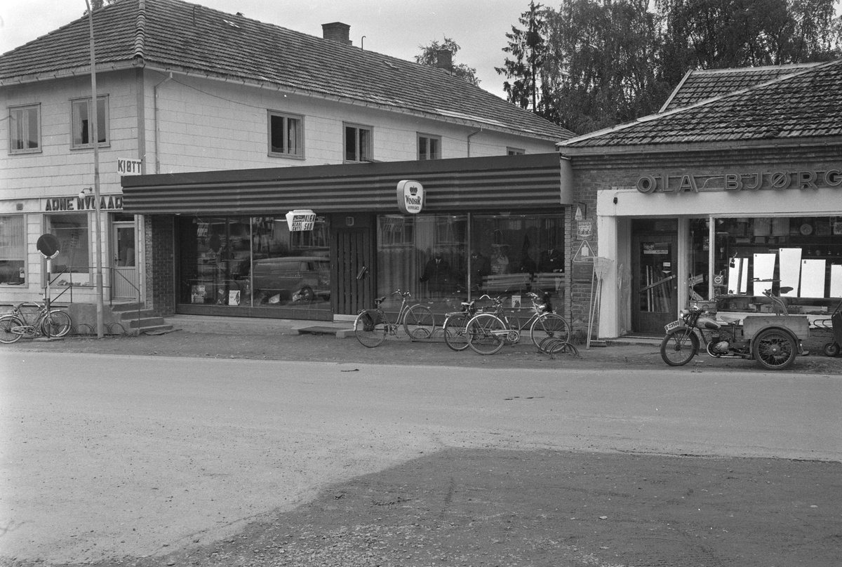 Arne Dulsruds forretning i Storgata i Moelv. Eksteriør. 