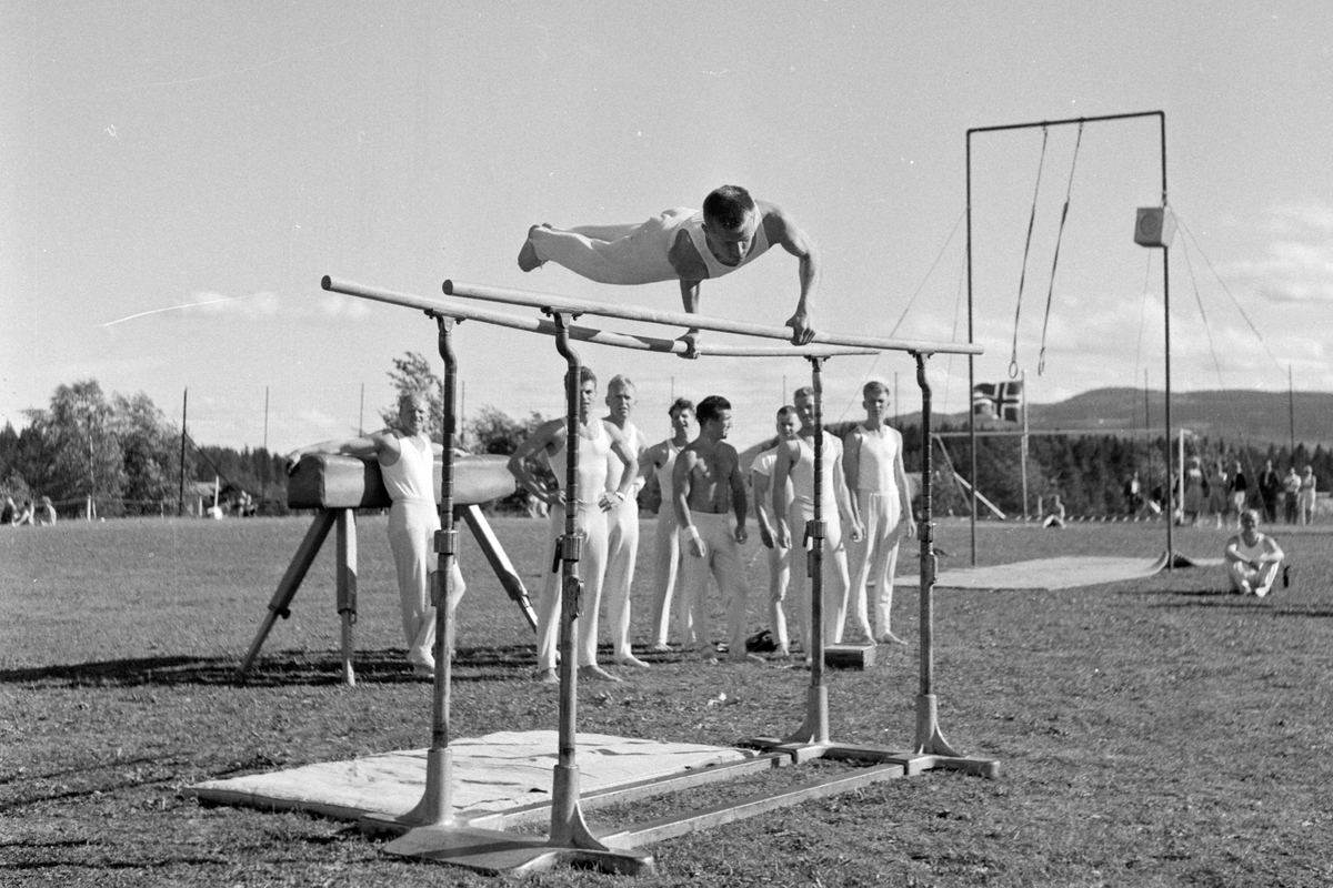 Turnstevne i Idrettsparken i Moelv i 1959. Ukjent turner i skranke. 