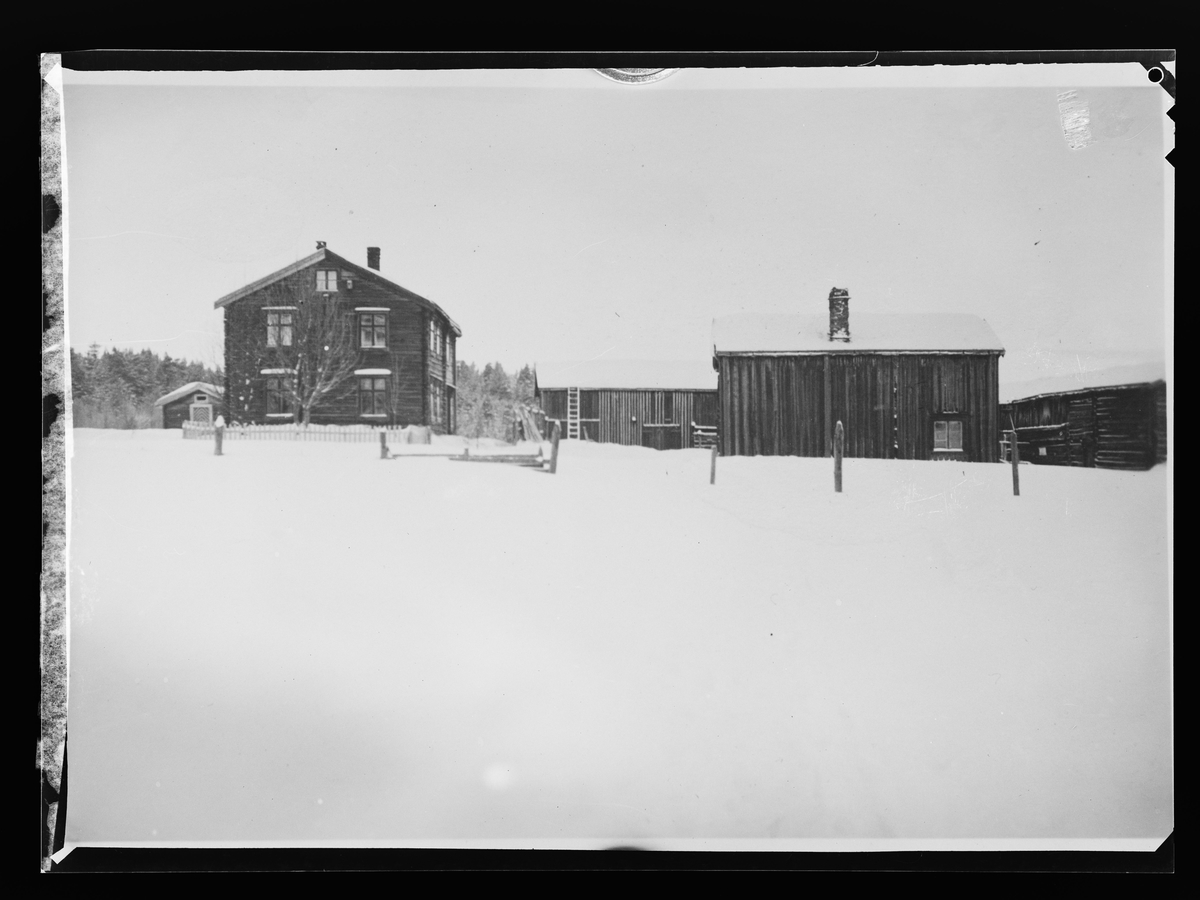 Gårdsbruk med våninghus og uthus