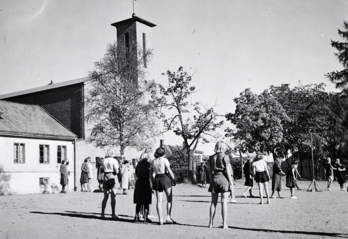 Hamar Katedralskole, gymtime, jenter, skoleelever kaster håndball/ kurvball på skoletorvet. 02. 10. 1939