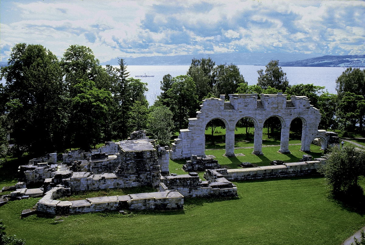 Domkirkeruinene på Hedmarksmuseet i Hamar. Skibladner i bakgrunnen på Mjøsa. 