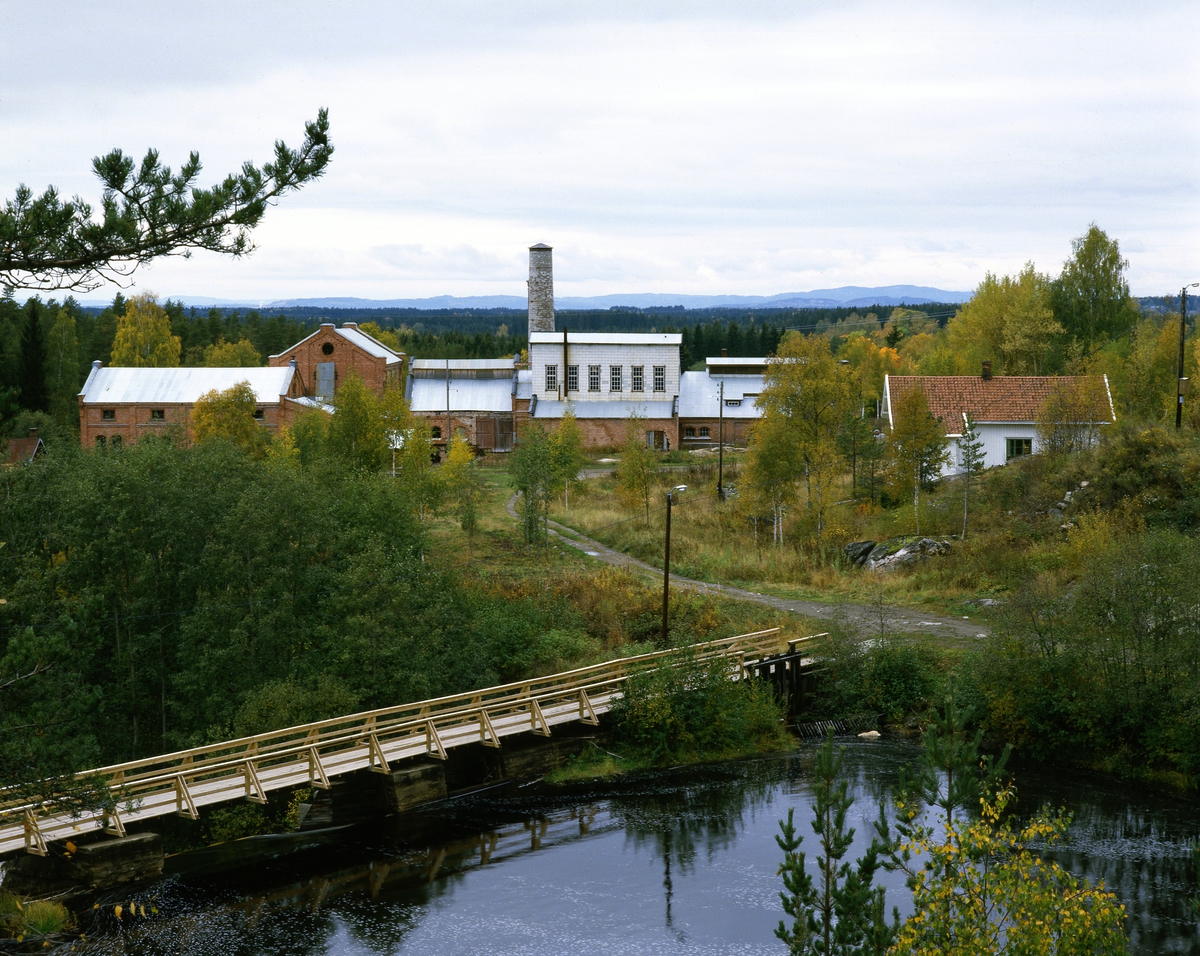 Løten, Ådalsbruk, Klevfos Industrimuseum, eksteriør sett fra dammen, papirfabrikk, 
