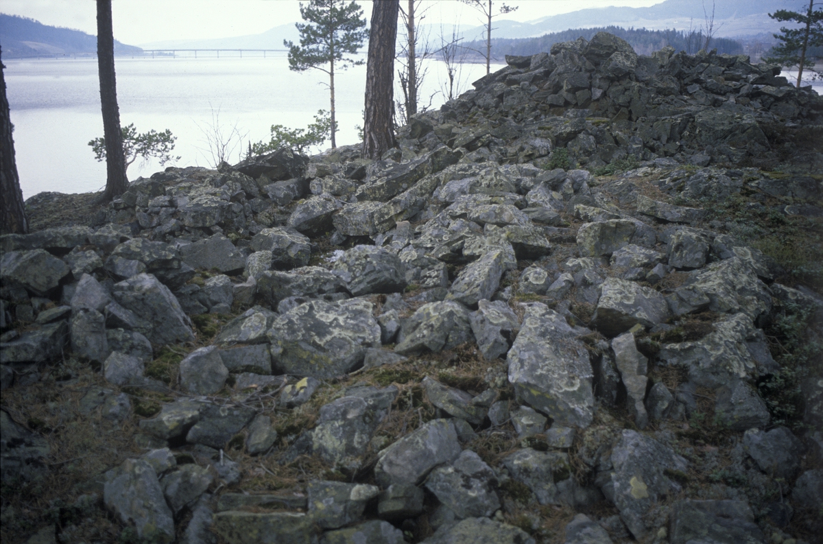 Bronsealder, røys i Korgerstuvika i Ringsaker, gravsted. 