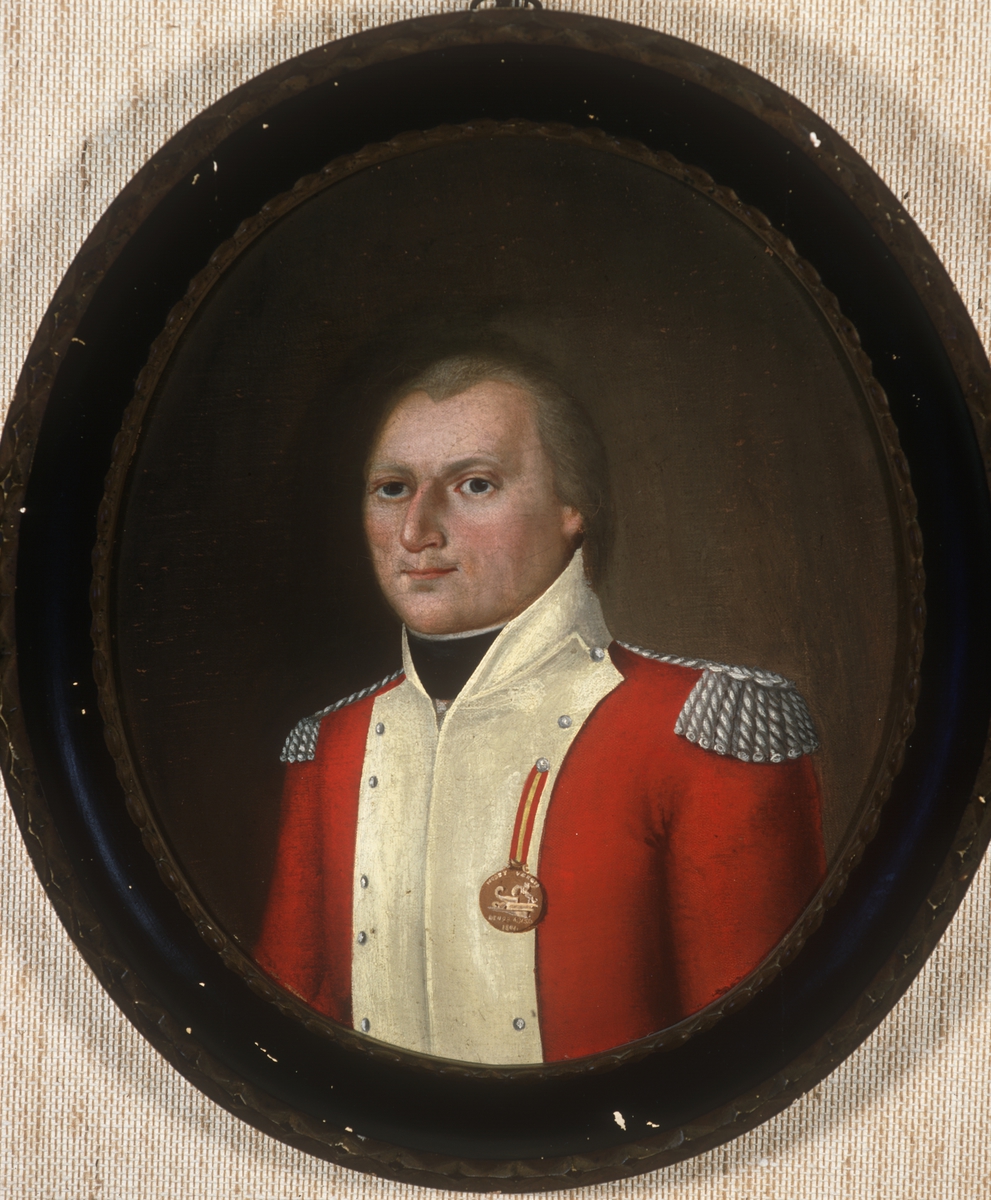 Maleri, Portrett av mann i uniform. Peder Thorsteinssøn Rønne. Født 15/10-1760 - død 1807. Peter Rønne er i Ovenstads biografiske verk beskrevet som sønn av en bonde, som ble fenrik ved 1. Oplanske Nationale Infanteriregiment i 1788. I 1791 ble han overfør til den danske arme, hvor han tjenestegjorde ved Danske Livregiment. Her bærer han uniformen til den avdelingen, og han er dekorert med medlajen for å ha deltatt i slaget på Reden i 1801. 