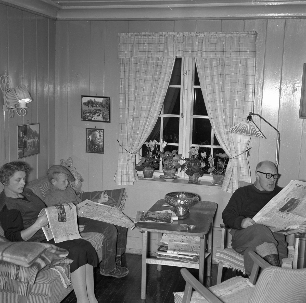 SKØYEN GÅRD, LØTEN, FAMILIEN REISTAD LESER AVISER, STUEINTERIØR. 1957. 