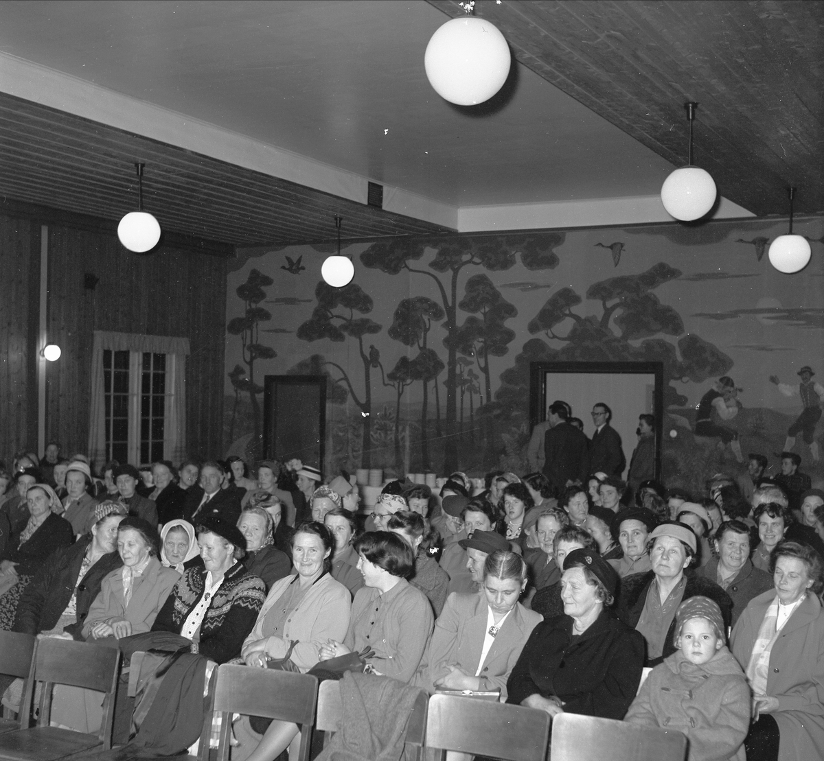 REKLAMEMØTE, PÅ "BØNSEN" BØNDERNES HUS I LØTEN, STOR FORSAMLING. OKTOBER 1957. 1 REKKE F. V. NR. 2 SIGNE NILSEN, 3. RAGNA OPSAHL, 4. SYNNØVE OPSAHL, 5. INGEBORG KULBRANDSTAD, 6. ANNA RINGNES, 2. REKKE I MIDTEN MED SVART HATT MARTHA TRÆTTEBERG. SE BOKA PÅ ET HUNDNREDELS SEKUND, LØTEN OG OMEGN 19571964 I ORD OG BILDERAV HELGE REISTAD S. 160. 